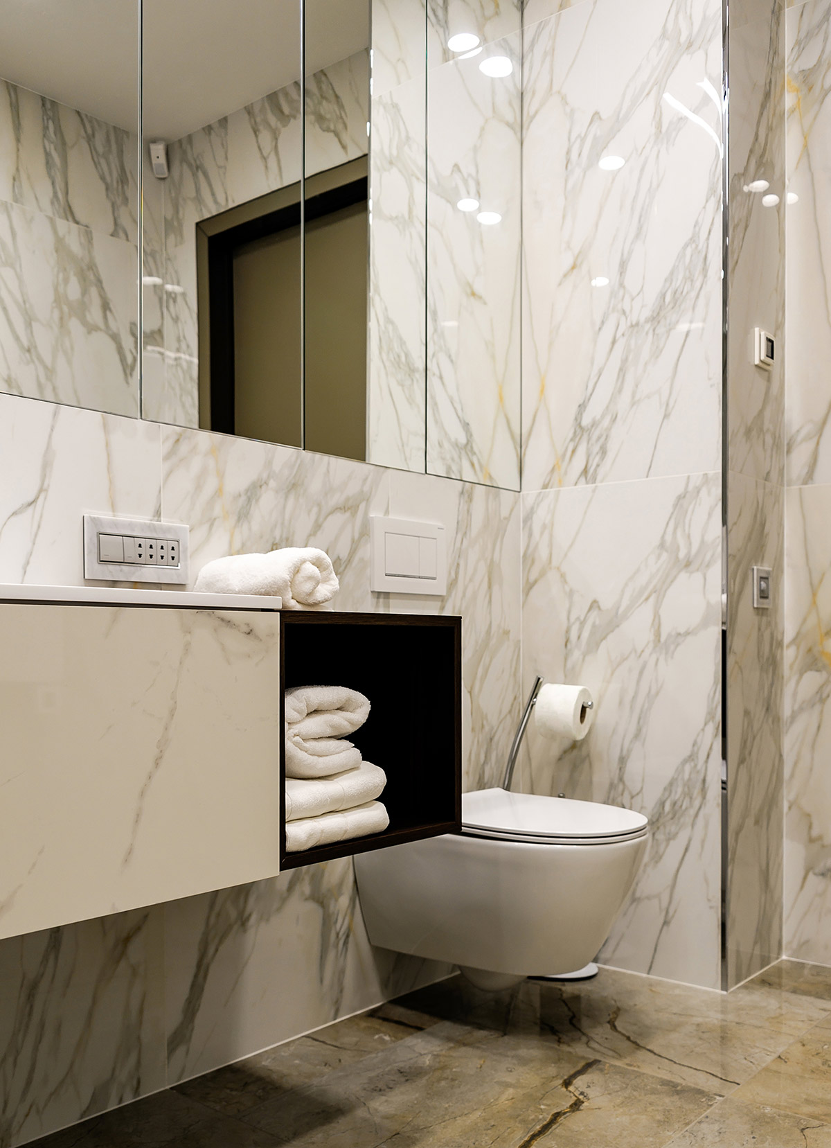 baño con mármol marrón y blanco combinado