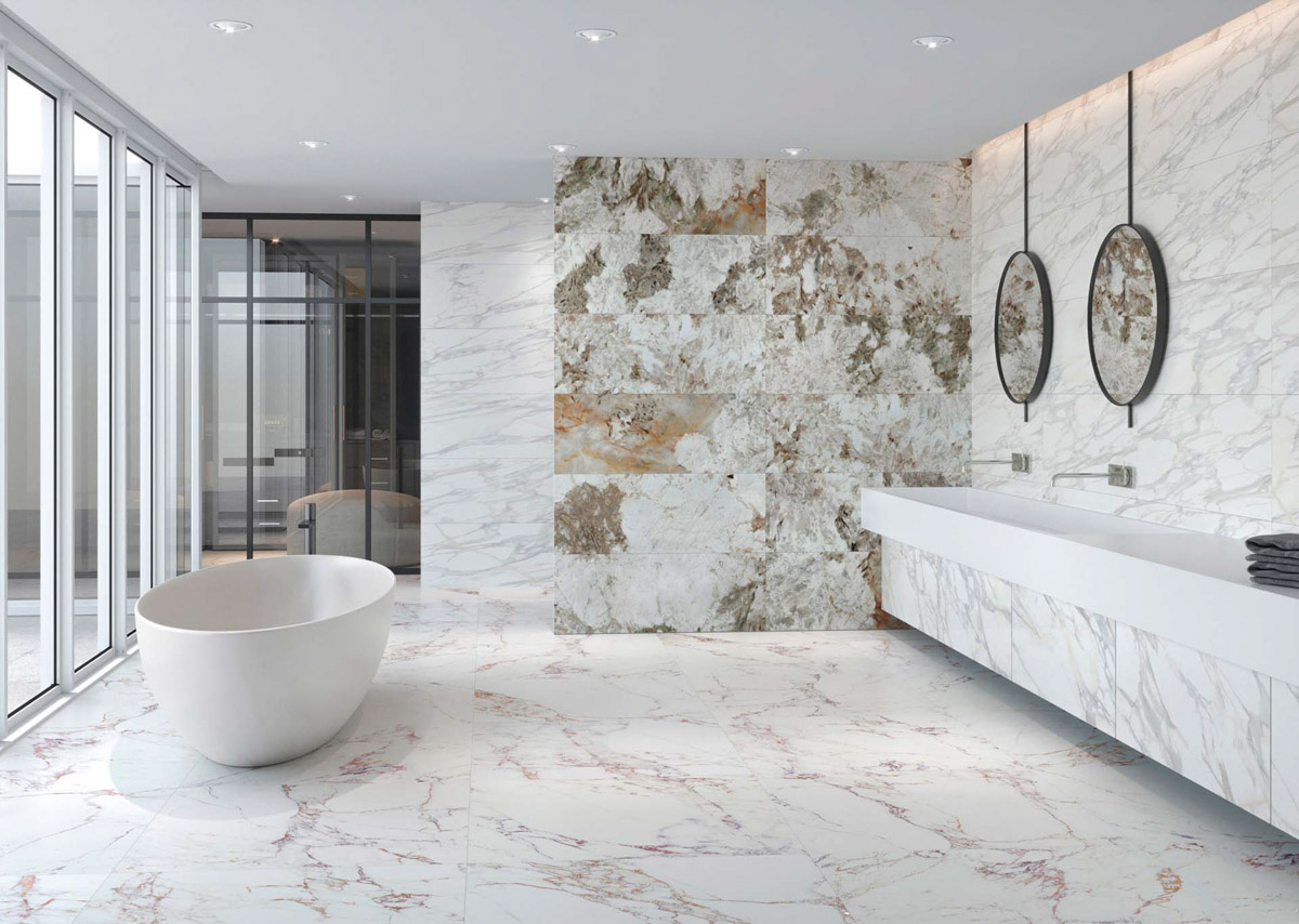 baño con porcelánico imitación marmol blanco