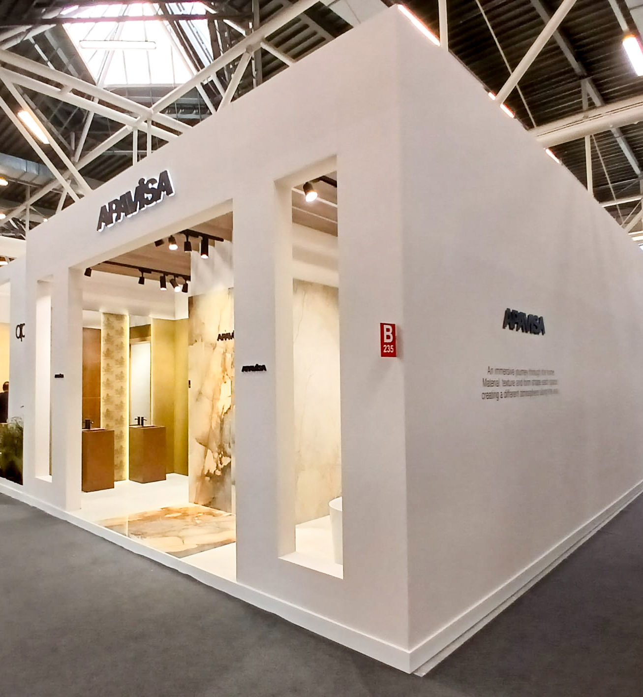 Descubre las novedades de Apavisa presentadas en Cersaie 2026: nuevas colecciones, formatos, gran formato Slabs y las últimas propuestas en porcelánico.