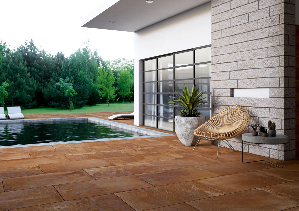 piscine avec carreaux de porcelaine bruns