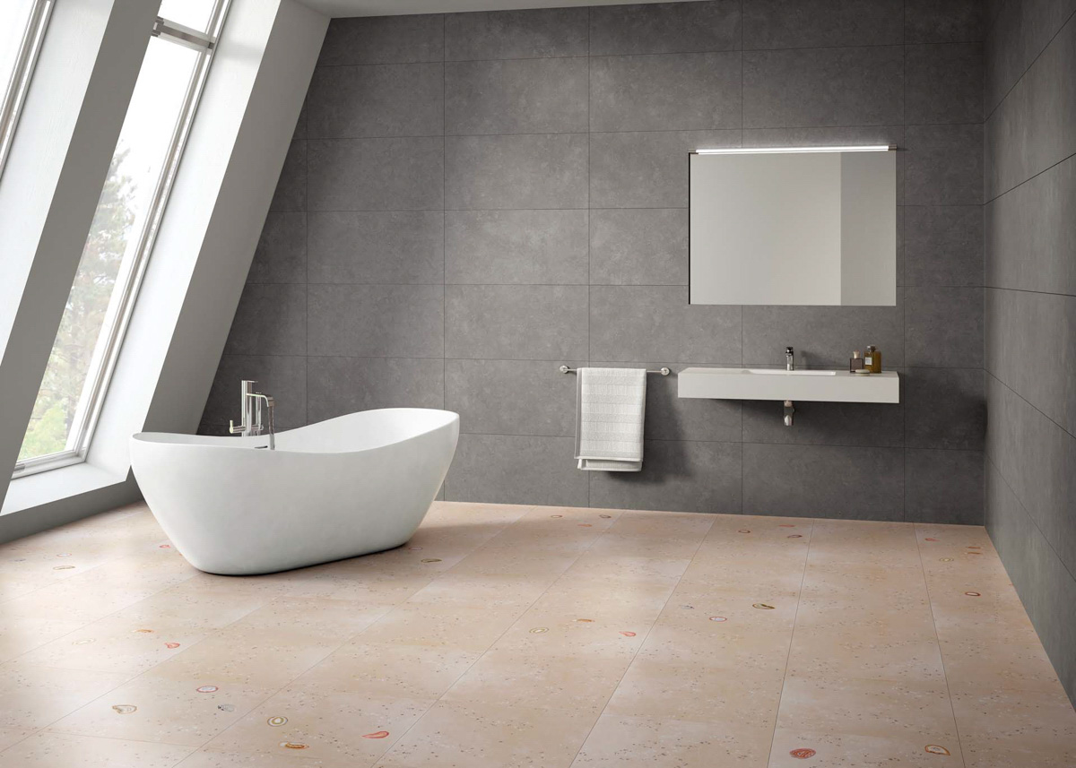 baño gris con bañera con suelo antideslizante