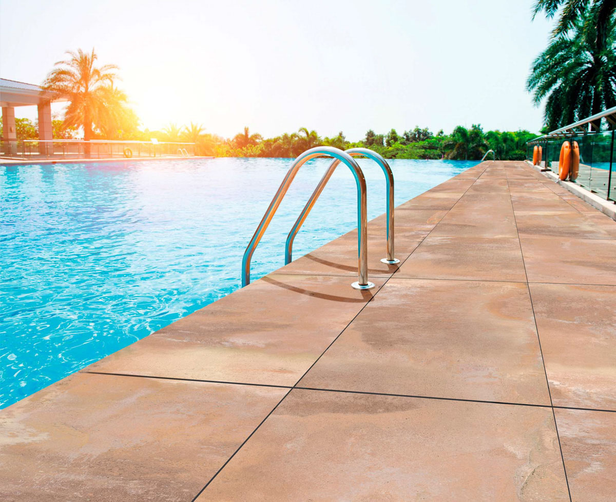 pool with porcelain cladding