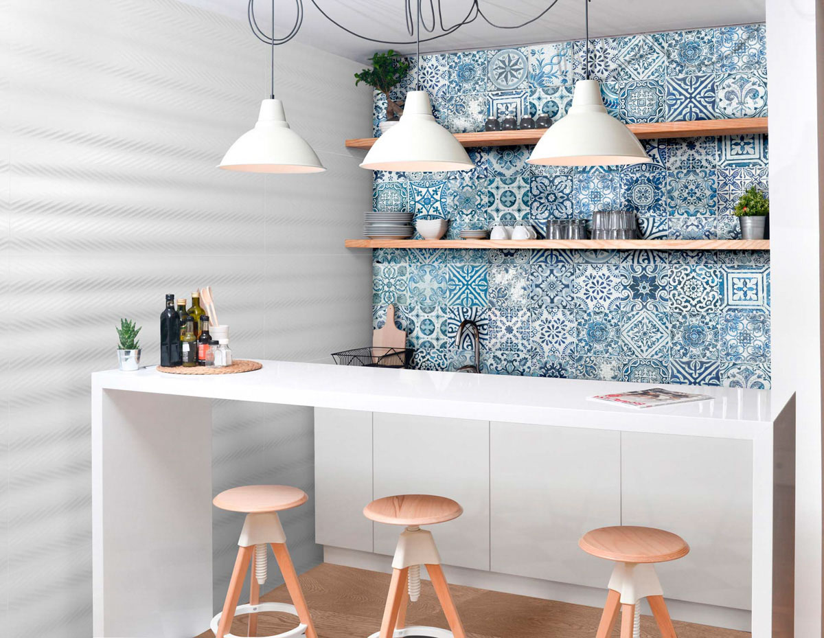 azulejo hidráulico azul en la cocina