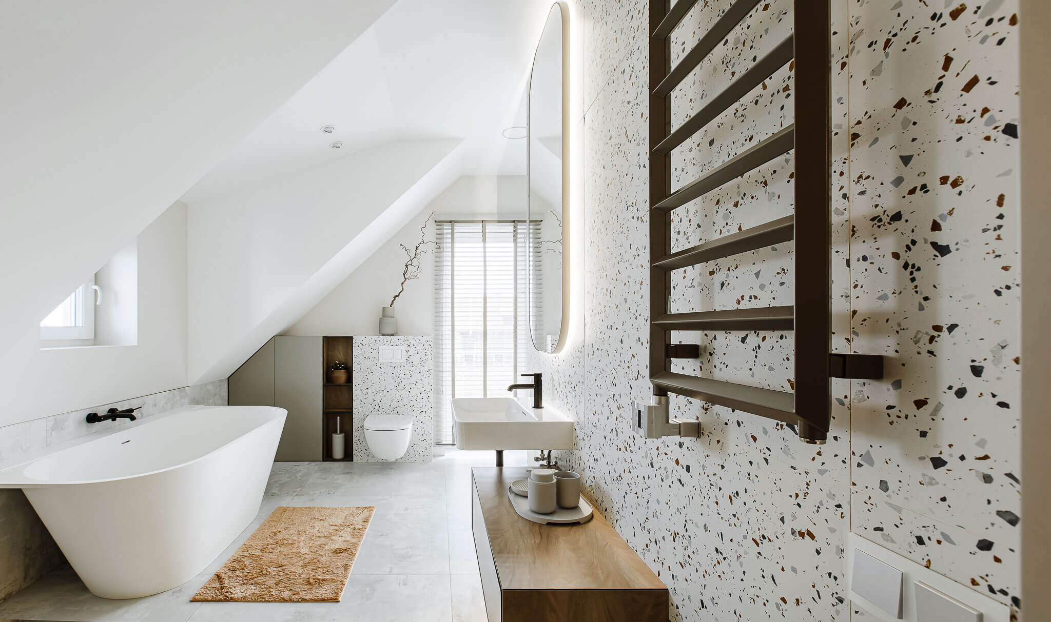 Ванная комната частного дома с керамогранитом типа терраццо в Литве