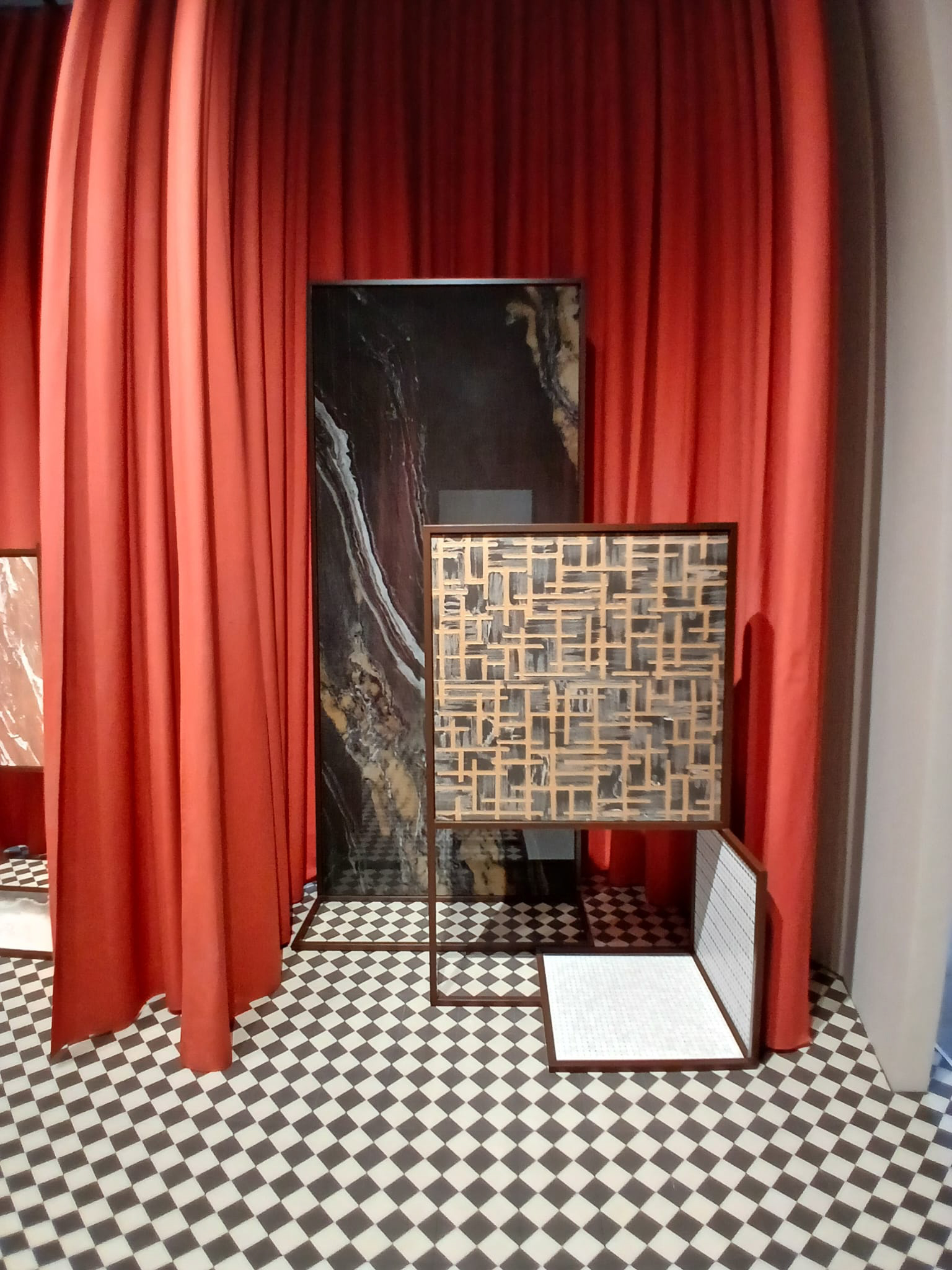 salón elegante y luminoso con pavimento perlino