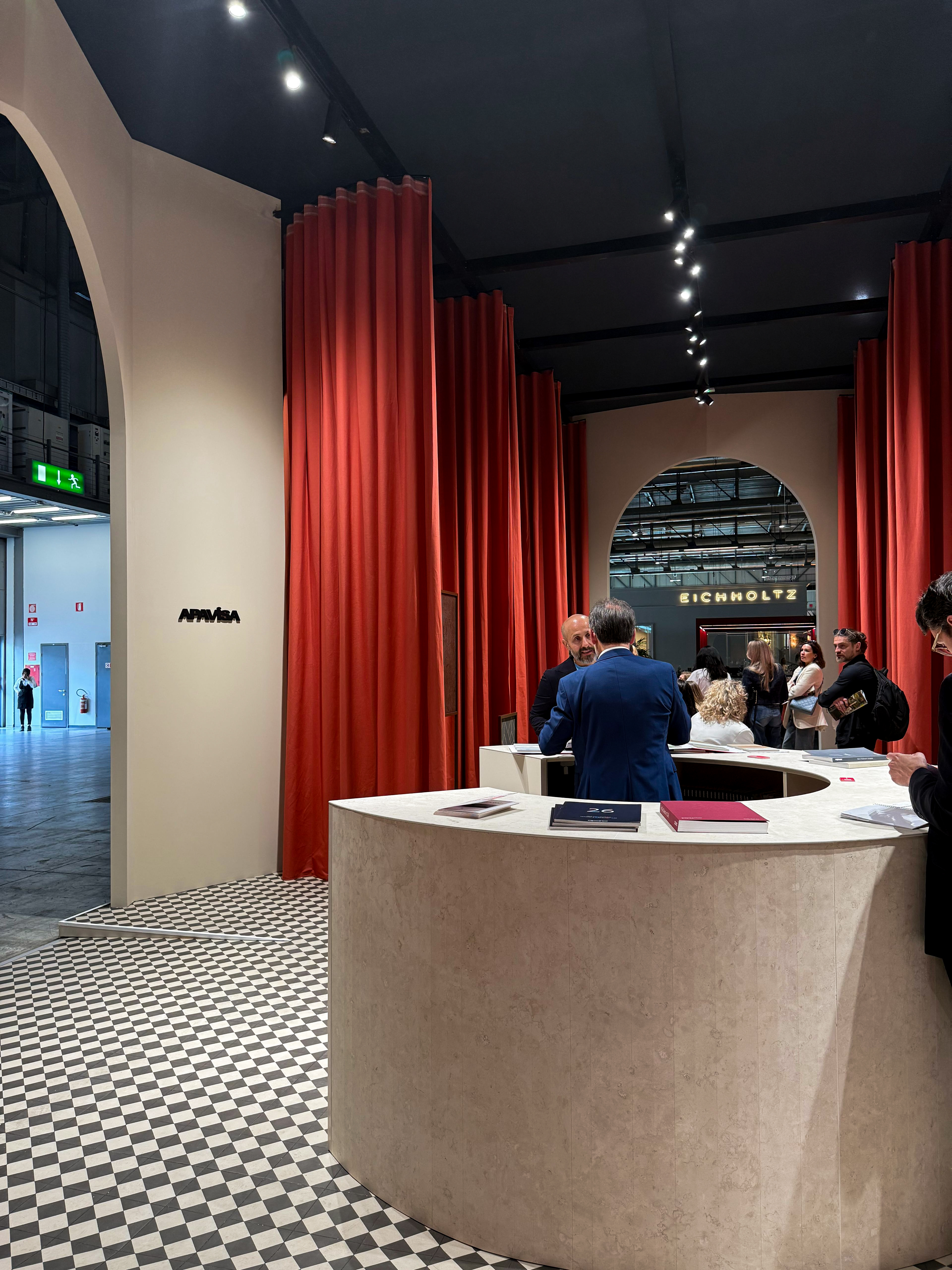 salon grande con revestimiento efecto mñarmol púlido